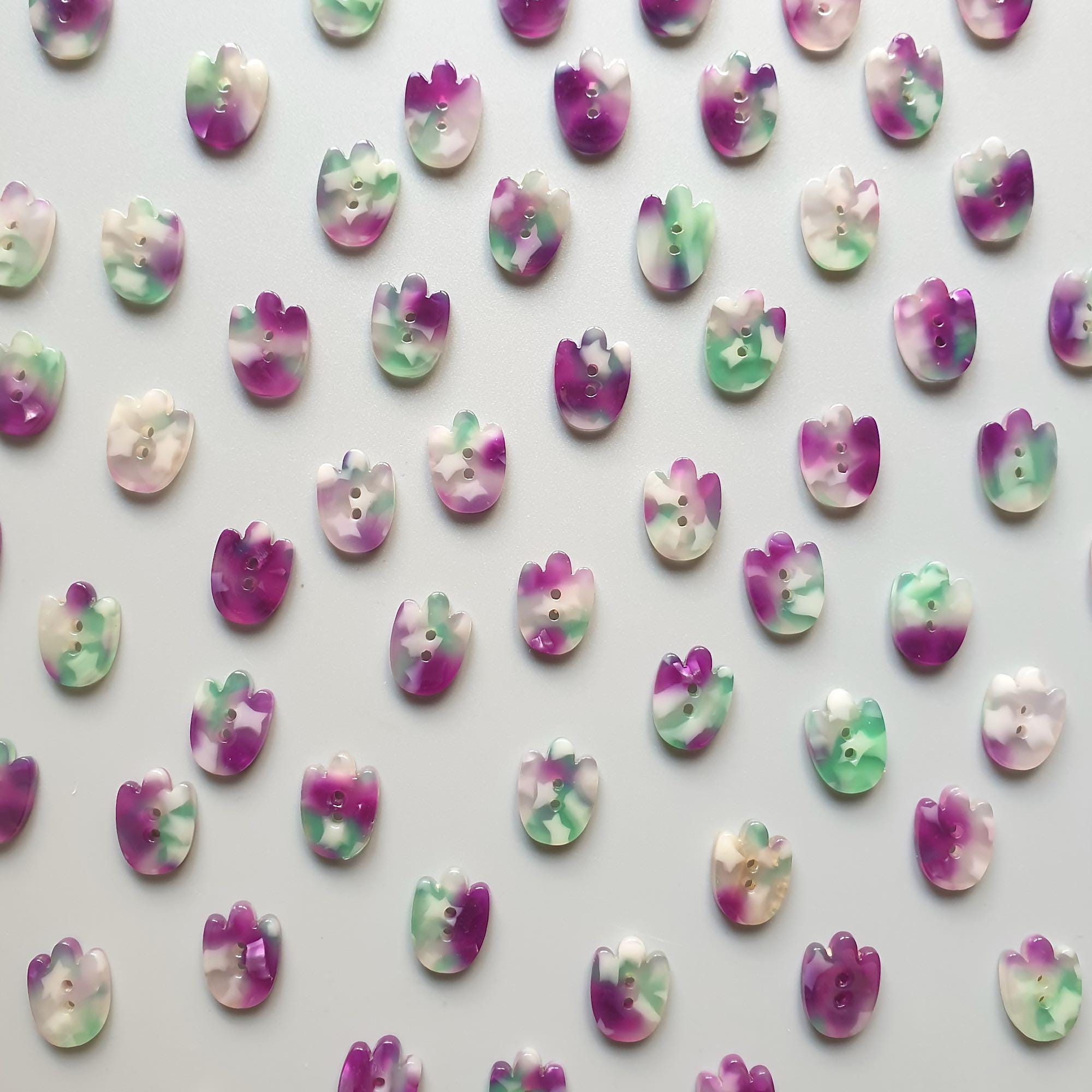 Paw Shape Buttons – 15mm Shirting Size Marbled Purple & Mint