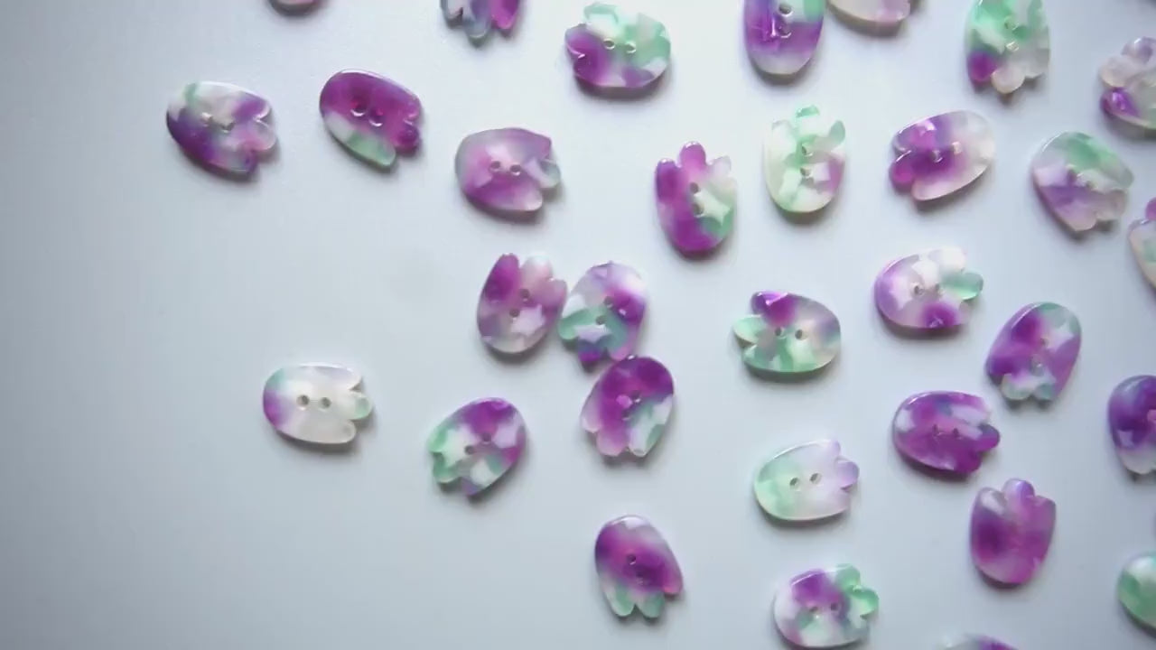 Paw Shape Buttons – 15mm Shirting Size Marbled Purple & Mint